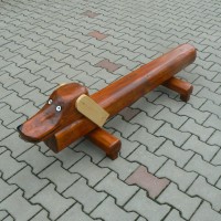 Dětské sedátko dřevěný pes